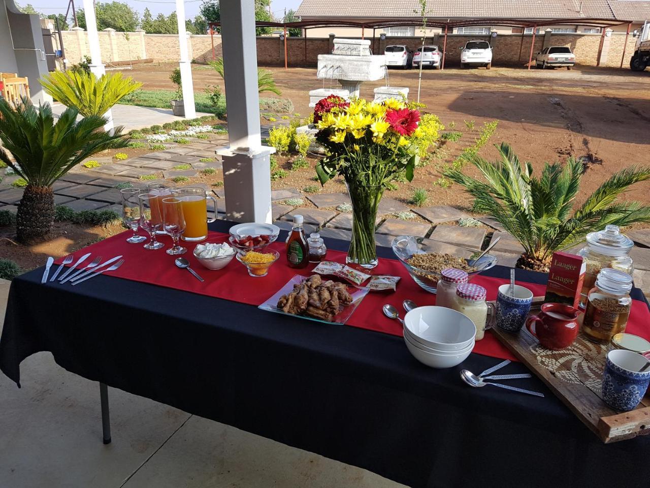 Graceland Guesthouse Potchefstroom Extérieur photo
