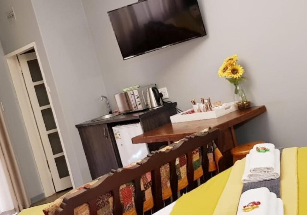 Graceland Guesthouse Potchefstroom Extérieur photo